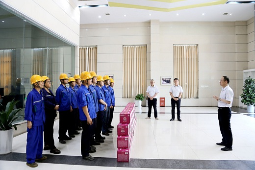 集團(tuán)公司開展高溫慰問送清涼活動