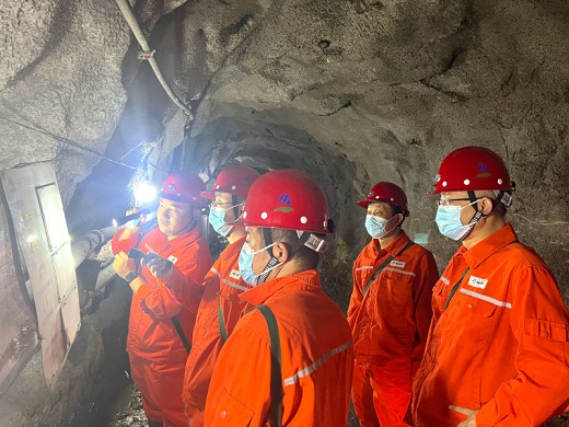 吳亞督查“雙節”期間新橋礦業井下安全生產